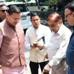 सीएम धामी ने जाखन पहुंचकर खुद परखी जन शिकायत, लापरवाही पर जताई नाराजगी…